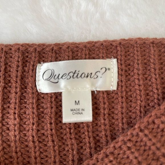 Questions size medium sweater - Picture 2 of 2